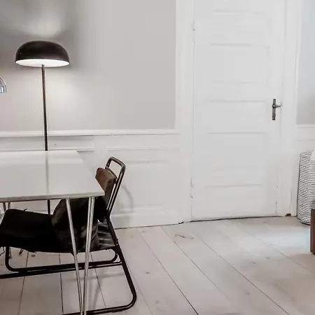 Bright Nordic Flat In Historic Cph *